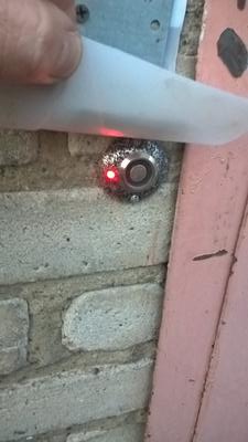 Установка проводной охранной сигнализации на гараж. Считыватель электронных ключей закреплен на стене гаража.